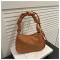 Borsa sottobraccio arricciata marrone caramello con fibbia a fiocco e manico plissettato - Marrone