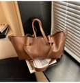 Bolso tote plisado marrón oscuro con asas de nudo y cordón en cuero sintético suave - Marrón