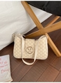 Elegante beige Hobo-Tasche mit braunem M-Muster und goldener Metallschnalle - Weiß