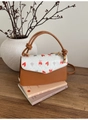Sac bandoulière marron et blanc avec imprimé ours et cœur et sangle nouée - Khaki (Cœur Ours)