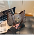 Braune Retro-Schultertasche mit M-Muster und großem goldenem M-Logo aus Metall - Kaffeebraun