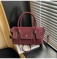 Sac à main vintage bordeaux avec surpiqûres blanches et fermoir rond métallique - Bordeaux