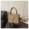 Beigefarbene und braune Tragetasche mit goldener Kette und strukturierter Kunstleder-Optik - Khaki