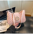 Rosafarbene Schultertasche aus PU-Leder mit Monogramm-Print und goldener M-Metallschnalle - Rosa