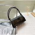 Bolso baguette negro de piel con logo dorado y elegantes correas dobles de cordón fino - Negro