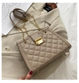 Elegante khakifarbene Stepptasche mit goldener Kette und metallischem Steckverschluss - Khaki