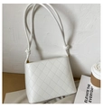 Elegante borsa a secchiello trapuntata bianca con tracolla annodata per un look minimalista - Bianco