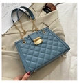 Schicke Stepptasche in Dunstblau aus PU-Leder mit Goldkette und Metallverschluss - Blau