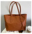Bolso tote de cuero trenzado marrón con patrón de cuadros y correas de hombro - Marrón