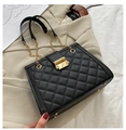 Klassische schwarze Stepptasche mit goldener Kette und Metall-Drehverschluss - Schwarz