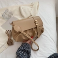 Bolso pliszado color té con leche con asa trenzada y correa de piel ajustable - Caqui