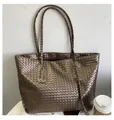 Bolso tote trenzado en bronce metalizado de gran capacidad y diseño minimalista - Champán