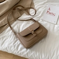 Borsa a tracolla vintage marrone con fibbia dorata magnetica su fondo in tessuto bianco - Cachi