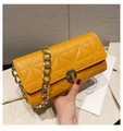 Bolso bandolera amarillo brillante con diseño de rombos y cadena de eslabones dorada - Amarillo