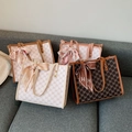 Grande borsa shopper con monogramma NK, foulard in seta decorativo e doppi manici - Bianco
