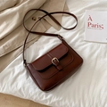 Borsa a tracolla retrò in pelle marrone scuro con fibbia dorata su lenzuolo bianco - Marrone Scuro