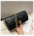 Bolso de hombro acolchado negro con cadena dorada y cierre metálico elegante - Negro