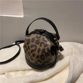 Mini-Zylindertasche mit Leopardenmuster, schwarzen Ledergriffen und goldenen Beschlägen - Schwarz