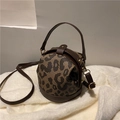 Retro Zylindertasche mit Leopardenmuster, dunkelbraunem Lederbesatz und Goldbeschlägen - Dunkelbraun