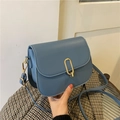 Borsa a tracolla blu minimalista con fibbia a U in metallo dorato e trama in ecopelle - Blu