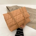Borsa a tracolla in pelle PU trapuntata kaki con catena dorata e design elegante e moderno - Cachi