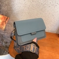 Bolso bandolera cuadrado azul chic con una elegante correa ancha con motivos modernos - Azul