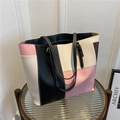 Bolso tote moderno de cuero PU con diseño de retazos coloridos y costuras blancas - Rosa
