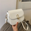 Borsa a sella minimalista in pelle bianca con chiusura in metallo dorato e tracolla - Bianco