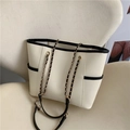 Modieuze beige draagtas met zwarte bies en elegante goudkleurige schouderriem - Wit