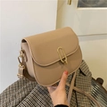 Borsa a tracolla kaki minimalista con fibbia a U dorata e texture in pelle pregiata - Cachi
