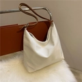 Bolso de nailon blanco con correas de cuero marrón colgado en una silla moderna - Blanco