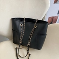 Elegante zwarte PU-lederen tote bag met gouden kettingbanden en een grote interne capaciteit - Zwart