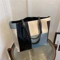 Bolso tote de cuero PU con bloques de colores en blanco roto, negro y azul claro - Azul
