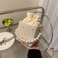 Mini borsa a secchiello intrecciata bianco crema con ricamo margherite e manico di perle - Bianco