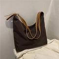 Bolso tote minimalista de nailon marrón oscuro con correa de cuero caqui ajustable - Marrón Oscuro