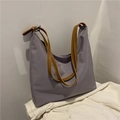 Sac hobo chic en nylon Oxford gris-violet avec bandoulière réglable en cuir marron - Gris