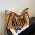 Sac fourre-tout en daim kaki avec imprimé vintage et fines lanières en cuir marron - Kaki