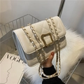 Bolso bandolera blanco acolchado con cierre dorado y correa de cadena metálica - Blanco