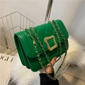 Bolso bandolera acolchado verde con hebilla dorada y cadena sobre alfombra blanca - Verde