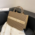 Sac cabas en toile beige avec jacquard lettre M et imprimé Fashion Bag sur canapé - Grande taille marron