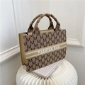 Sac cabas en toile avec motif jacquard lettre M et texte Fashion Bag ton terre - Petit Marron