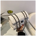 Borsa a tracolla trapuntata bianca con catena e chiusura a girello color canna - Bianco