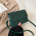 Sac bandoulière vert foncé vintage avec rabat en daim et détails dorés élégants - Vert