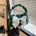 Borsa a spalla verde scuro arricciata con grande fiocco in organza bianca e catena - Verde