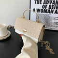 Sac bandoulière tissé blanc avec poignée anneau dorée et chaîne en métal élégante - Blanc