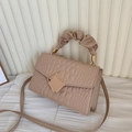 Schicke beige Umhängetasche mit Krokodilmuster, Raffgriff und goldenem Verschluss - Khaki