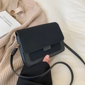 Sac bandoulière noir rétro en tissu mat et similicuir lisse avec boucle dorée - Noir