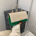 Sac bandoulière en paille tressée et cuir vert avec poignée dorée et fine chaîne - Vert