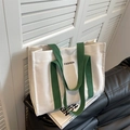 Sac fourre-tout en toile blanc et vert minimaliste avec texte et larges bandoulières - Blanc avec sangle verte / Blanc