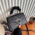 Schwarze Handtasche mit Krokodilmuster, Rüschengriff und goldener geometrischer Schnalle - Schwarz